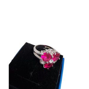 vintage womens cocktail ring with 3 beautifull rubellite style chrystals.